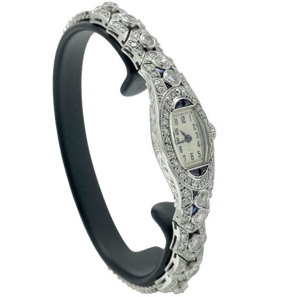 OMEGA VINTEGE DAME PLATINE 950 ET OR GRIS 18K SERTIE D'ENVIRON 7 CTS DE DIAMANTS ET SAPHIR 14X29MM – Image 3